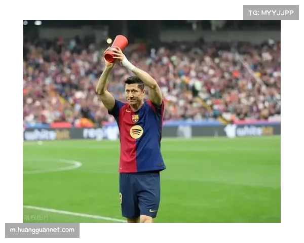 巴萨前锋莱万连续15赛季联赛进球上双 比肩C罗梅西里程碑